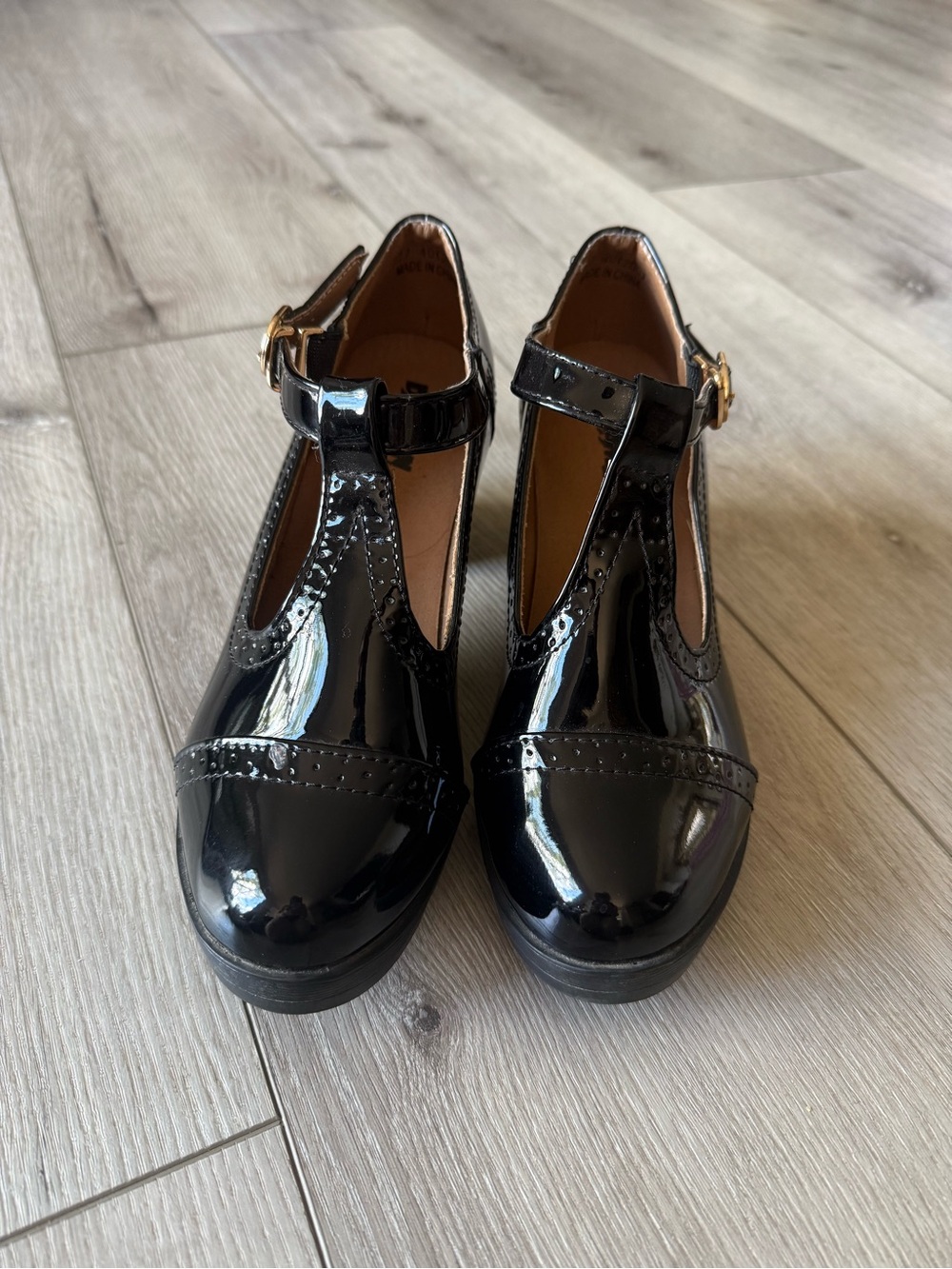 Patent T‑Strap Chunky Heel Mary Jane in Black - Picture 3 of 7